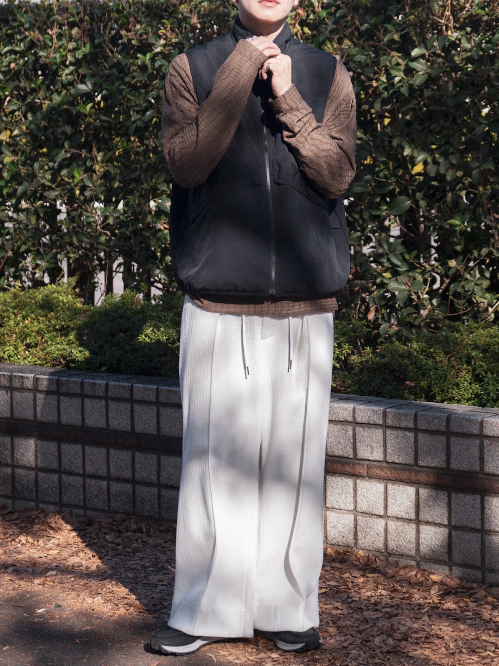 「新星WEARISTAにエントリー、WEARyouthコーデ、ニットパンツ、リバーシブル、ナイロンベスト、ベスト、レイヤードスタイル、モノトーン、カジュアルコーデ」｜「SLICKのリバーシブルベスト（ベスト、ブラック系）」を使った、KAIさん（メンズ・183cm）の冬コーディネートの2枚目の写真