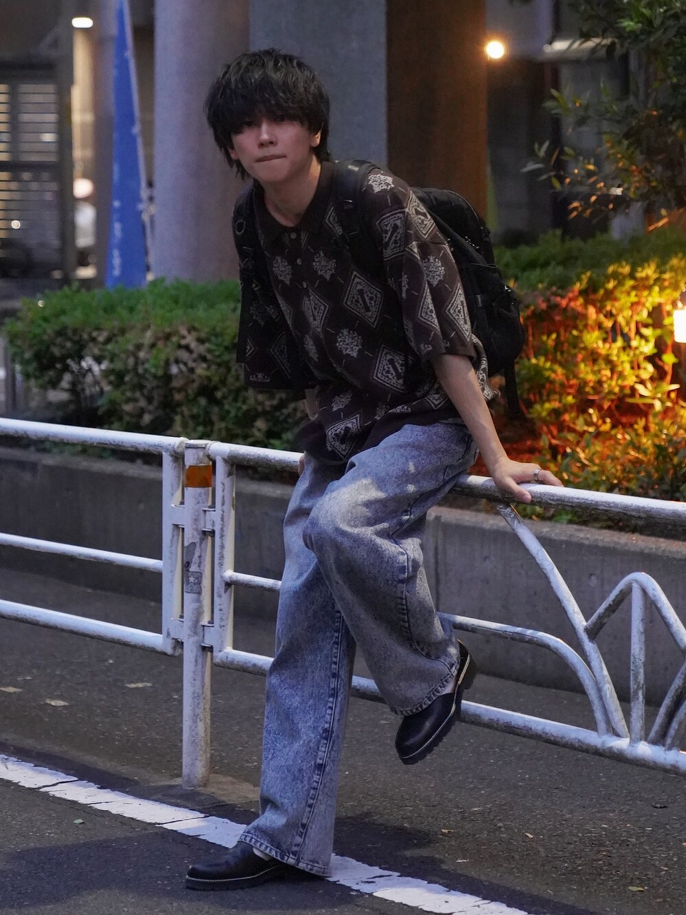 「FUDGEBOYのトラッドスタイル、大人カジュアル、カジュアルコーデ、休日スタイル、ポロシャツ、レトロ、ワイドデニム、アースカラー、夏コーデ、ニットポロ、サマーニット、グルカサンダル、リュック」｜「BeAMS DOTの【WEB限定】BeAMS DOT / ジャカード ビッグシルエット ポロシャツ（ポロシャツ、ブラウン系）」を使った、KAIさん（メンズ・183cm）の春コーディネートの2枚目の写真