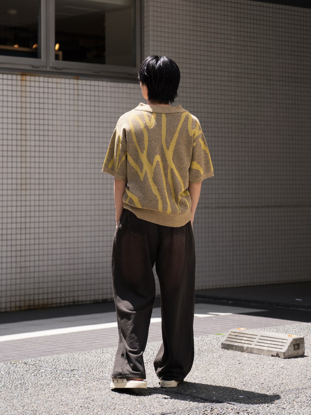 「サンダル、イエロー、ワイドパンツ、リラックススタイル、ニットポロ、スウェット、スウェットパンツ、カジュアルコーデ」｜「CASPER JOHNのMarble skipper knit polo shirts/マーブルスキッパーニットポロシャツ（ポロシャツ、イエロー系）」を使った、KAIさん（メンズ・183cm）の春コーディネートの2枚目の写真
