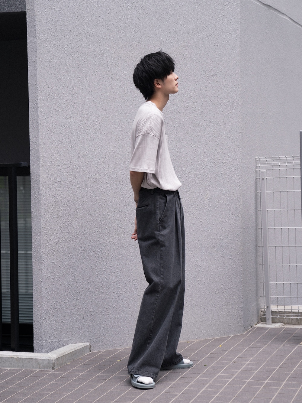 「夏コーデ、シンプルコーデ、タックイン、Tシャツ、カジュアルコーデ、プリーツ、デニム、フレアパンツ、初夏コーデ、サンダル、休日スタイル」｜「VICTIMのVICTIM ヴィクティム / PLEATS TEE プリーツTシャツ ビッグシルエットリブカットソー / VTM-23-T-033（Tシャツ/カットソー、グレー系）」を使った、KAIさん（メンズ・183cm）の夏コーディネートの3枚目の写真