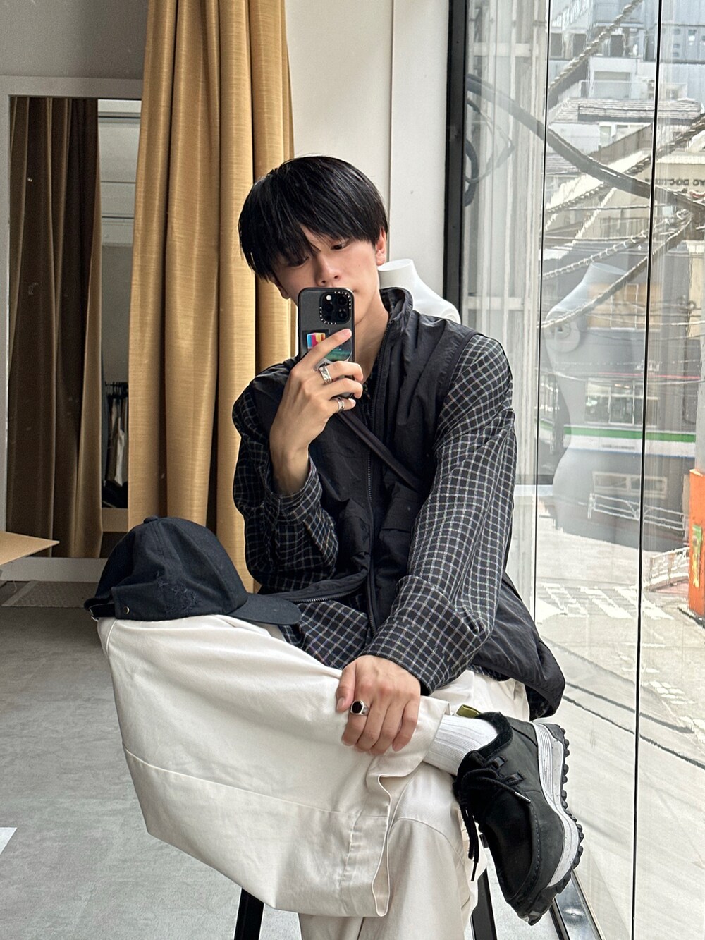 「休日スタイル、オトナカジュアル、お出かけコーデ、秋服準備はじめました、モノトーン、チェック、チェックシャツ、白パンツ、バギーパンツ、カジュアルコーデ、秋」｜「CASPER JOHNのImitation wool huge shirts/イミテーションウールヒュージシャツ（シャツ/ブラウス、ブラック系）」を使った、KAIさん（メンズ・183cm）の秋コーディネートの5枚目の写真
