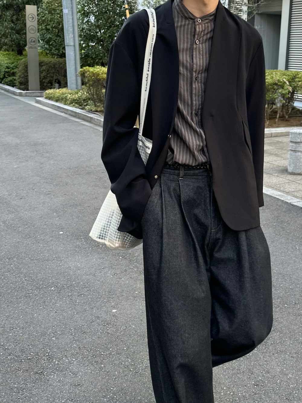 ブラック系のテーラードジャケット、ブラウン系のシャツ/ブラウス、ブラック系のデニムパンツを着用したメンズの春コーディネートの5枚目の写真