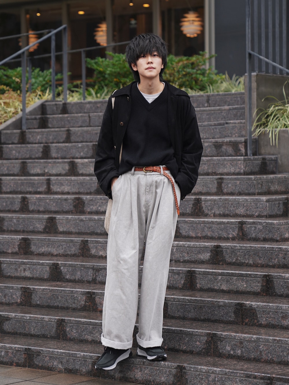「シンプルコーデ、デニム、ロールアップ、タックイン、クリスマスに着たい服、ニット、セーター×シャツ、Vネック、ショルダーバッグ、カジュアルコーデ、レイヤードスタイル、マイベストコーデ2022、休日スタイル」｜「CASPER JOHNのM-47 field jacket/M-47フィールドジャケット（ミリタリージャケット、ブラック系）」を使った、KAIさん（メンズ・183cm）の冬コーディネートの3枚目の写真