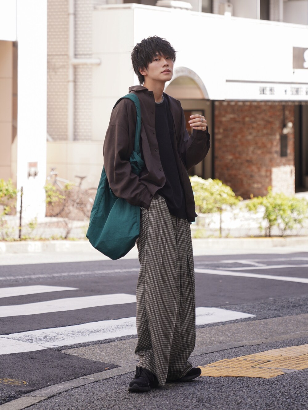 「大人コーデ、シンプルコーデ、オトナカジュアル、秋服準備はじめました、ブラウン、ブラウン色に染まれ、チェックパンツ、秋のコーデ、ショルダーバッグ、ナイロンバッグ、ビッグシルエット、シャツ好き集まれ、差し色、初秋コーデ、休日コーデ」｜「CASPER JOHNのImitation wool huge shirts/イミテーションウールヒュージシャツ（シャツ/ブラウス、ブラウン系）」を使った、KAIさん（メンズ・183cm）の秋コーディネートの4枚目の写真