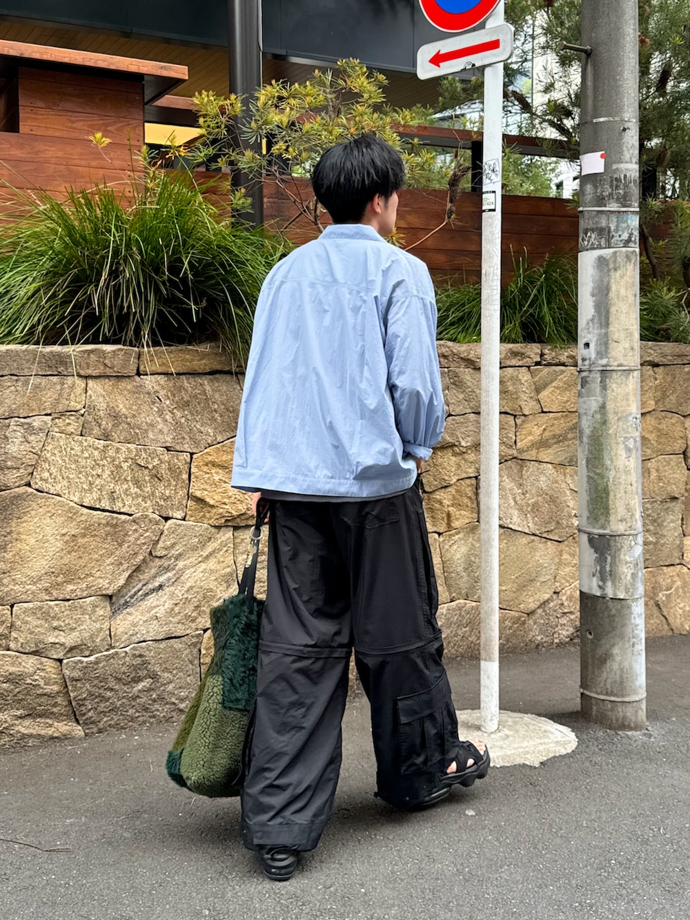 「シャツ好き集まれ、ゆるコーデ、ビッグシルエット、サンダル、トートバッグ、おでかけコーデ、夏コーデ、カジュアルコーデ」｜「NIKEのNIKE ナイキ W AIRMAX KOKO SANDAL エアマックス KOKO サンダル WCI8798 003BLK/BLK（サンダル、ブラック系）」を使った、KAIさん（メンズ・183cm）の夏コーディネートの3枚目の写真