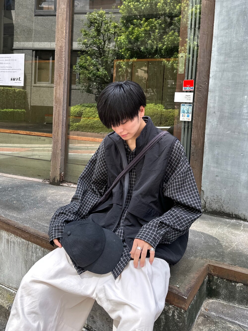 「休日スタイル、オトナカジュアル、お出かけコーデ、秋服準備はじめました、モノトーン、チェック、チェックシャツ、白パンツ、バギーパンツ、カジュアルコーデ、秋」｜「CASPER JOHNのImitation wool huge shirts/イミテーションウールヒュージシャツ（シャツ/ブラウス、ブラック系）」を使った、KAIさん（メンズ・183cm）の秋コーディネートの3枚目の写真