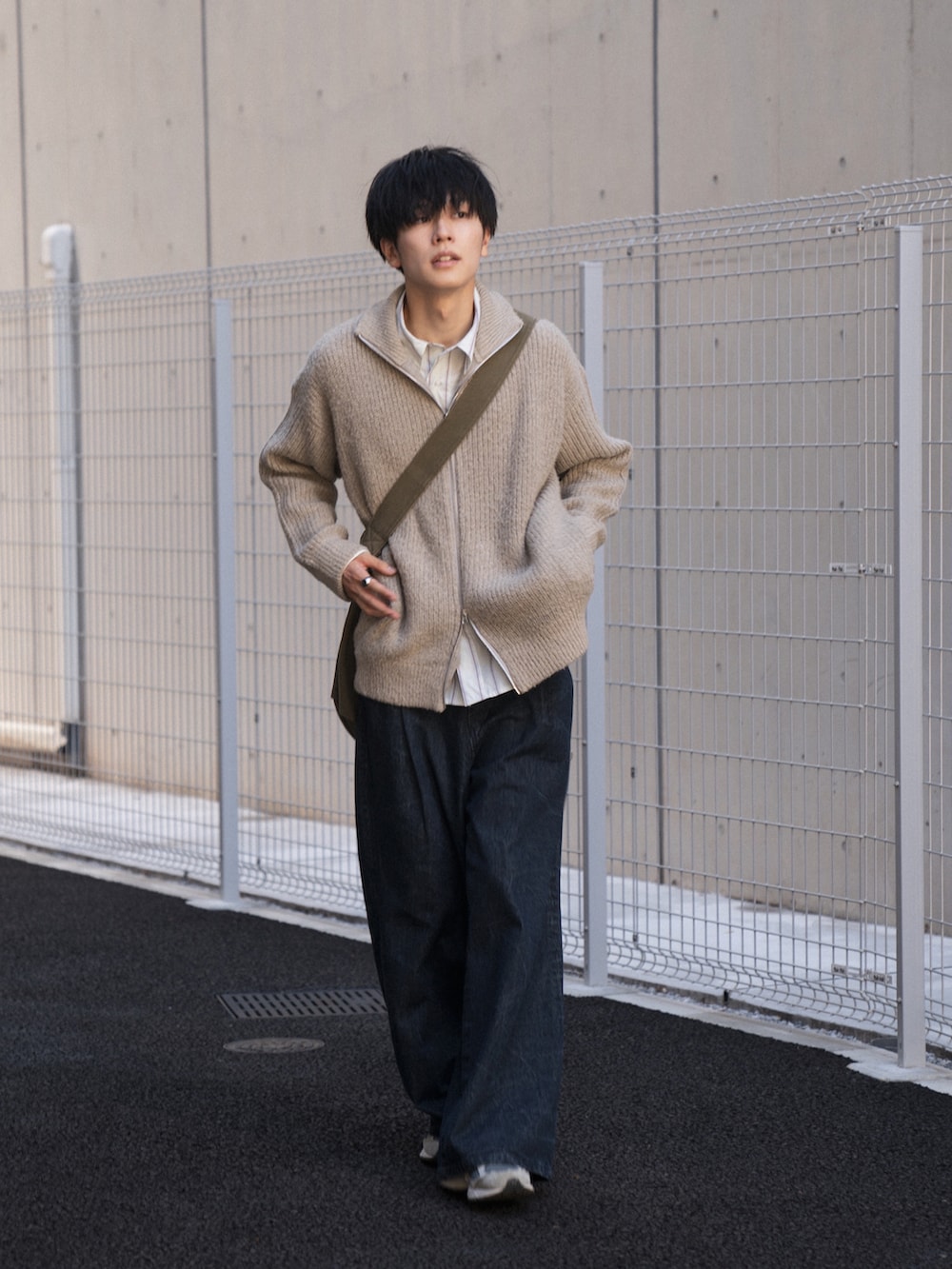 「レイヤードスタイル、ニット、ドライバーズニット、お出かけコーデ、秋コーデ、デニム、デニムパンツ、ショルダーバッグ、きれいめカジュアル、アースカラー」｜「CASPER JOHNのHard workers shirts/ハードワーカーズシャツ（シャツ/ブラウス、グリーン系）」を使った、KAIさん（メンズ・183cm）の秋コーディネートの3枚目の写真