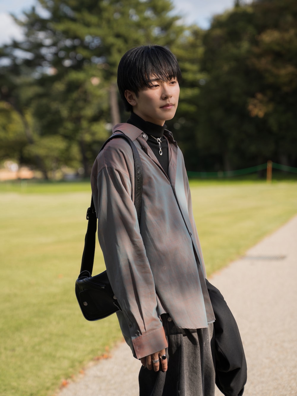 オレンジ系のシャツ/ブラウス、ブラック系のTシャツ/カットソー、ブラック系のテーラードジャケットを着用したメンズの秋コーディネートの2枚目の写真