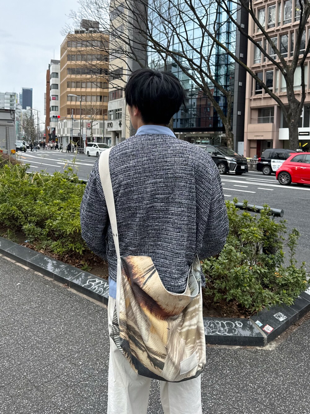 「シンプルコーデ、大人コーデ、白パンツ、デニムコーデ、スニーカーコーデ、ノーカラージャケット、差し色コーデ、ブルー、シャツスタイル、春ファッション、ショルダーバッグ、休日スタイル」｜「VICTIMのVICTIM ヴィクティム / NO COLLAR JACKET ブークレーニットノーカラージャケット / VTM-24-O-003（その他アウター、グレー系）」を使った、KAIさん（メンズ・183cm）の春コーディネートの5枚目の写真