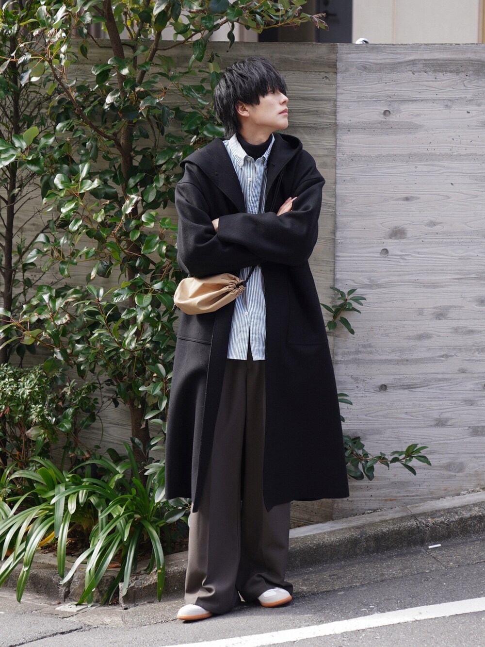 「休日スタイル、大人コーデ、シンプル、ビッグシルエット、ロングコート、ストライプ、ストライプシャツ、タートルネック、フレアパンツ、ショルダーバッグ、ミニバッグ、スニーカー、ジャーマントレーナー、レイヤードスタイル」｜「HYKEの＜HYKE（ハイク）＞HOODED WORK コート ■■■ †（その他アウター、ブラック系）」を使った、KAIさん（メンズ・183cm）の冬コーディネートの3枚目の写真