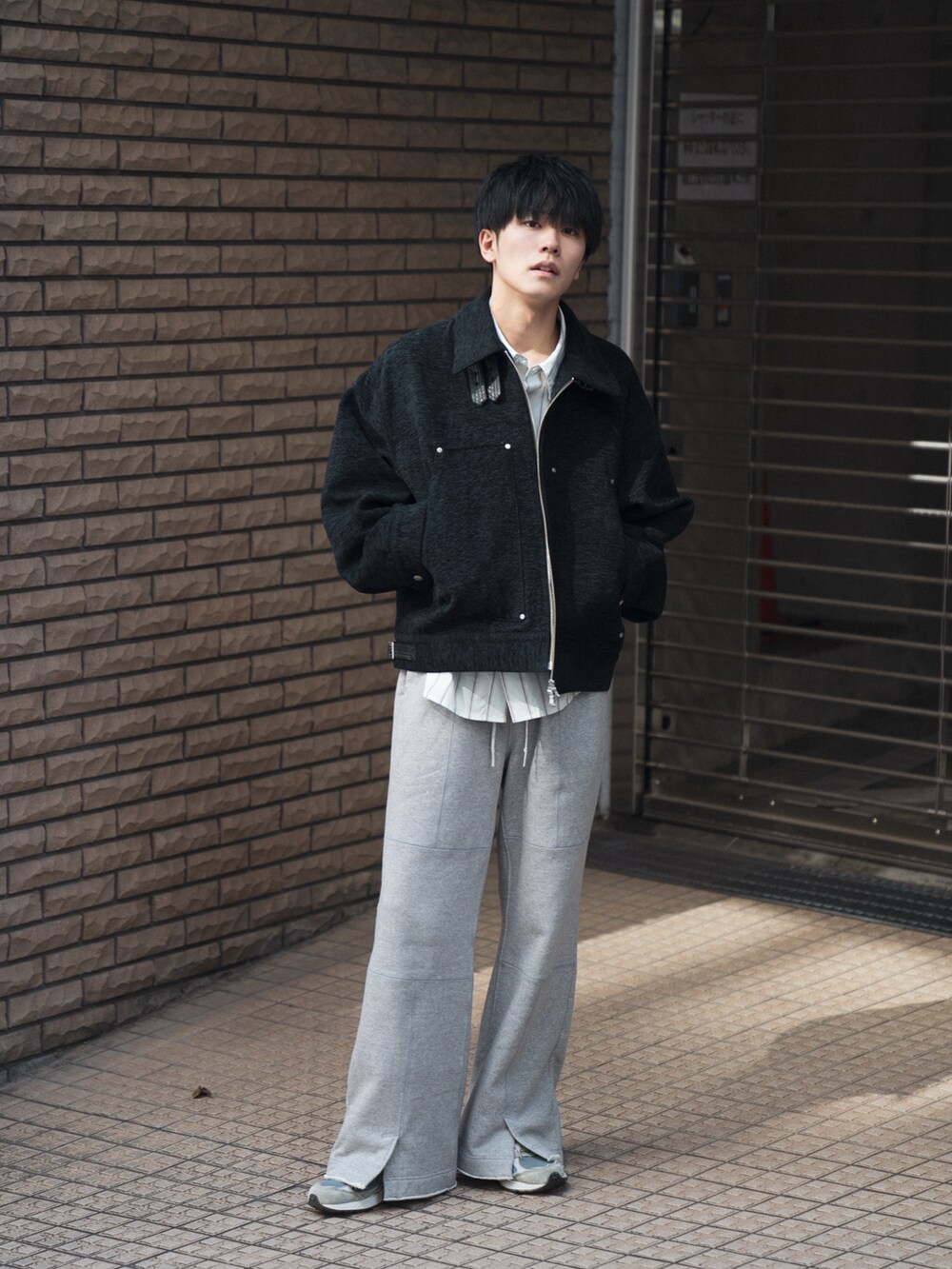 「ブルゾン、フライトジャケット、秋コーデ、お出かけコーデ、スウェット、スウェットパンツ、グレー、WEARyouthコーデ、スニーカー、おでかけコーデ、ファッションを楽しもう」｜「CASPER JOHNのB-3 gimmick flight blouson/B-3 ギミックフライトブルゾン（ブルゾン、ブラック系）」を使った、KAIさん（メンズ・183cm）の秋コーディネートの2枚目の写真