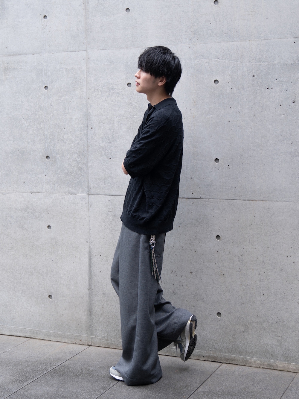 「夏コーデ、ビッグシルエット、きれいめカジュアル、お出かけコーデ、スニーカー、New Balance、ポロシャツ、スキッパーシャツ、このスタイルがお気に入り、カジュアル、モノトーン、バギーパンツ」｜「SLICKのジオメトリックレースニットポロ（ポロシャツ、ブラック系）」を使った、KAIさん（メンズ・183cm）の夏コーディネートの2枚目の写真