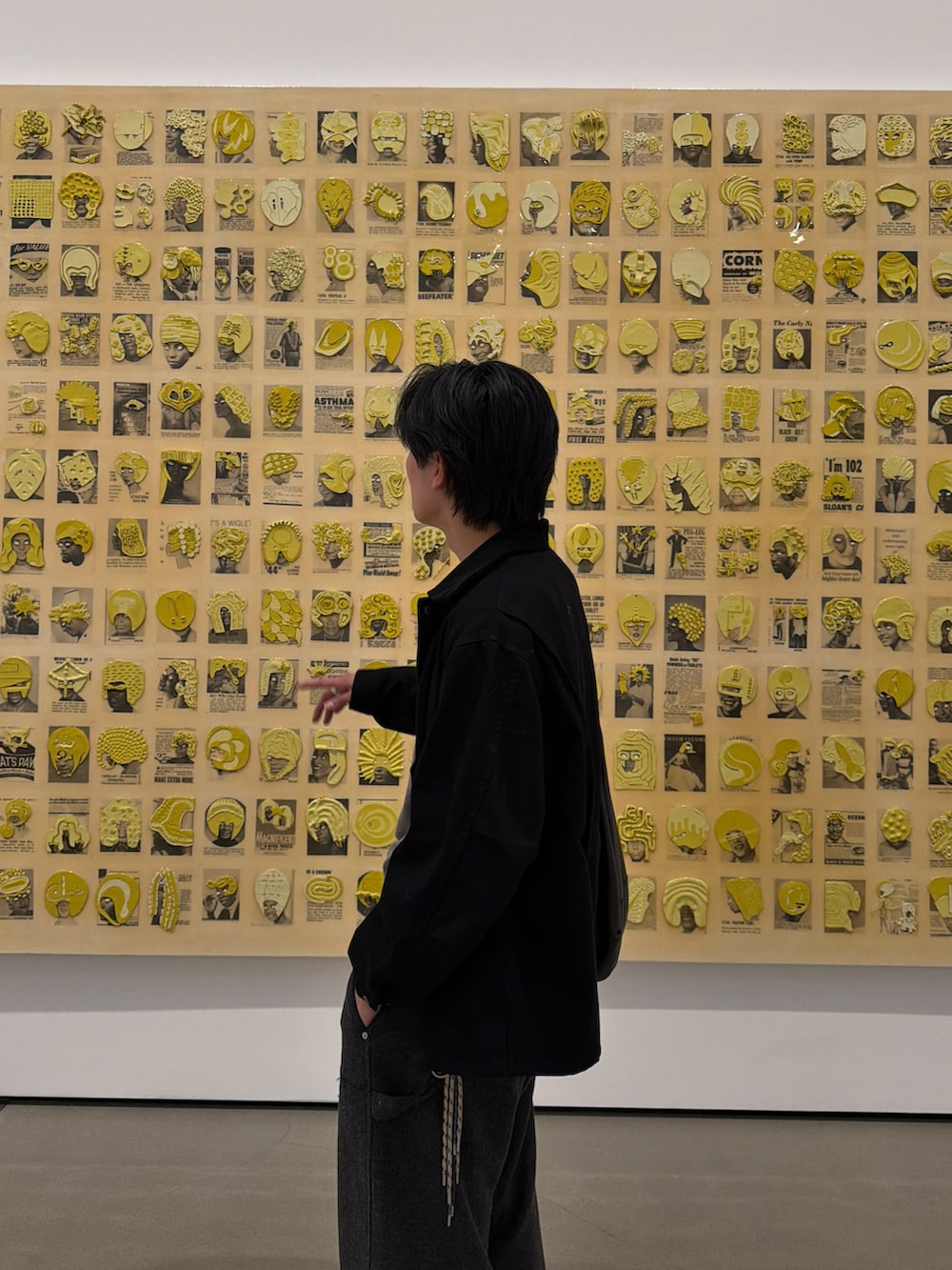 ブラック系のショルダーバッグ、ブラウン系のニット/セーター、ブラック系のその他アウターを着用したメンズの冬コーディネートの3枚目の写真