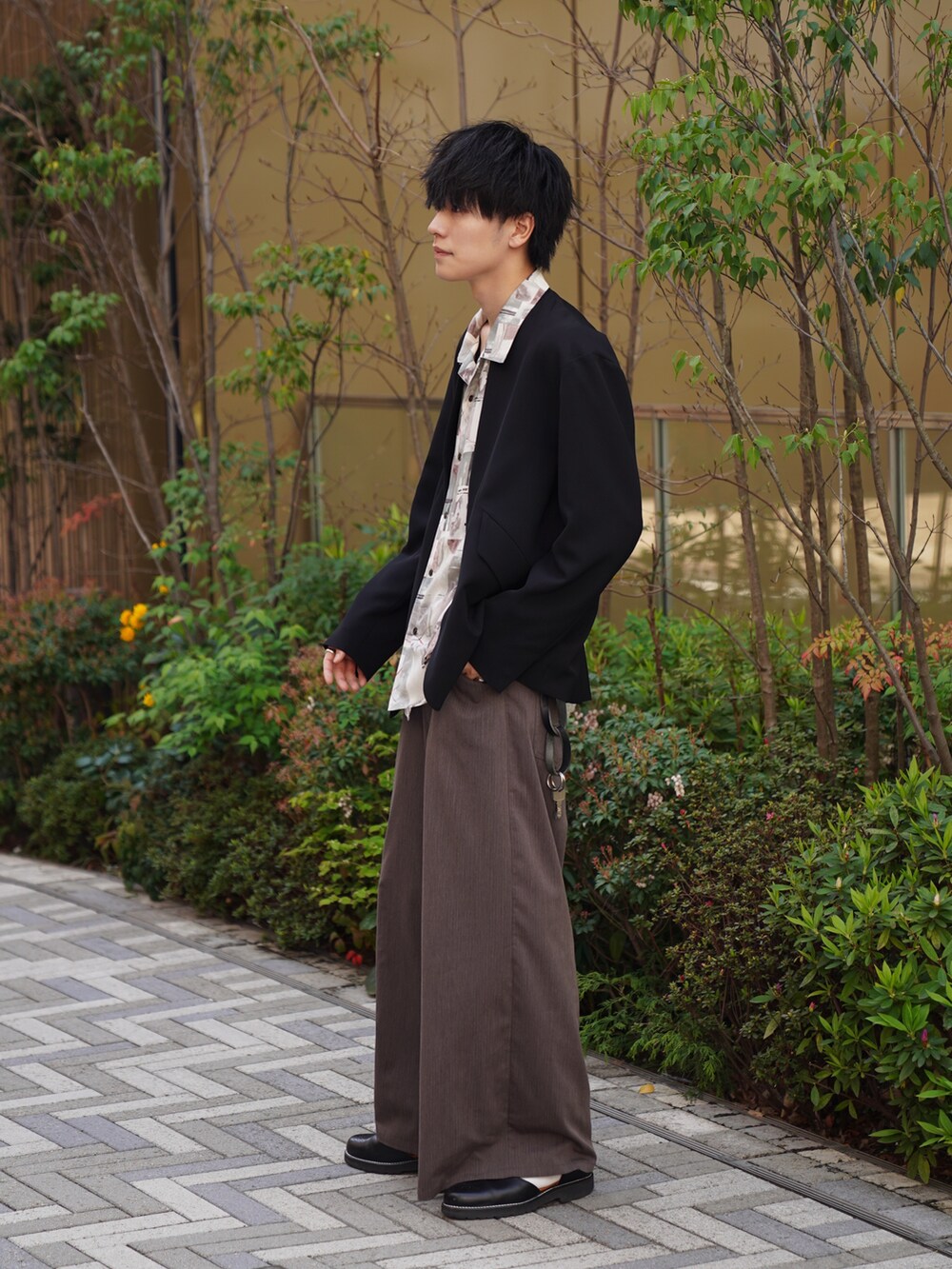 「大人カジュアル、ノーカラージャケット、春夏コーデ、柄シャツ、休日コーデ、オーバーサイズ、ビックシルエット、ワイドパンツ、いまどきジャケット写真、春アウター、シンプル、休日スタイル、ショルダーバッグ、バギーパンツ、シャツスタイル」｜「TAUPEのTAUPE/トープ/２ＷＡＹナイロンカーディガンジャケット（テーラードジャケット、ブラック系）」を使った、KAIさん（メンズ・183cm）の春コーディネートの2枚目の写真