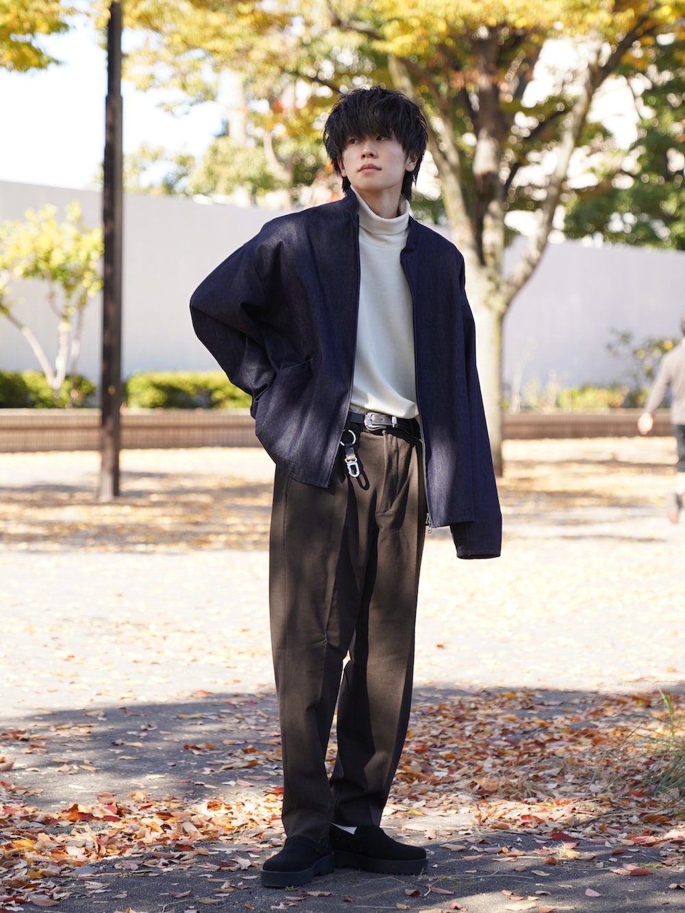 「オトナカジュアル、デニム、デニムジャケット、タートルネック、タックイン、スラックス、サボ、オーバーサイズ」｜「VUのstand collar bluson vu-a22-kb14（デニムジャケット、ブルー系）」を使った、KAIさん（メンズ・183cm）の冬コーディネートの2枚目の写真