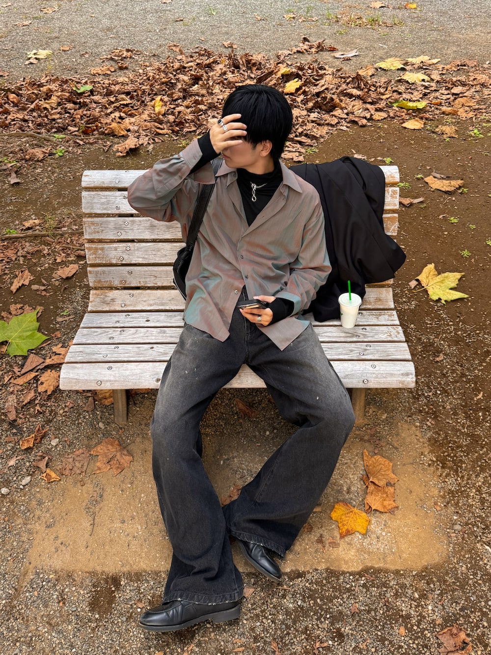 オレンジ系のシャツ/ブラウス、ブラック系のTシャツ/カットソー、ブラック系のテーラードジャケットを着用したメンズの秋コーディネートの3枚目の写真