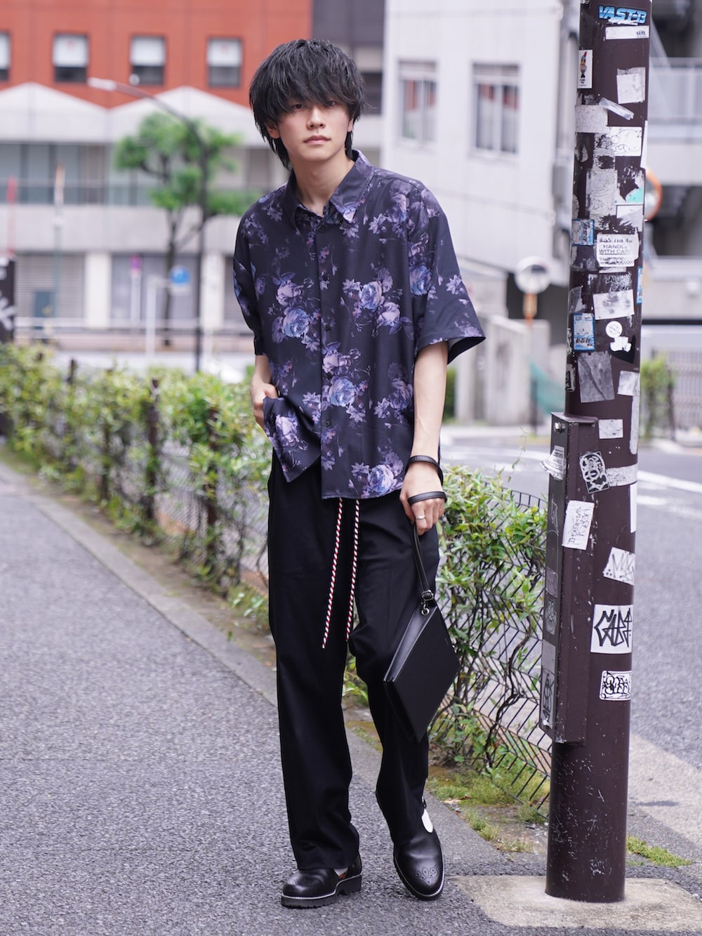 「柄シャツ、花柄、総柄、休日コーデ、ゆるコーデ、初夏コーデ、ビックシルエット、キレイめ、シャツコーデ、シャツスタイル、スラックス、グルカサンダル、スクエアバッグ」｜「NILWAYの総柄トロミ半袖オーバーサイズシャツ/柄シャツ（シャツ/ブラウス、ブラック系）」を使った、KAIさん（メンズ・183cm）の春コーディネートの2枚目の写真