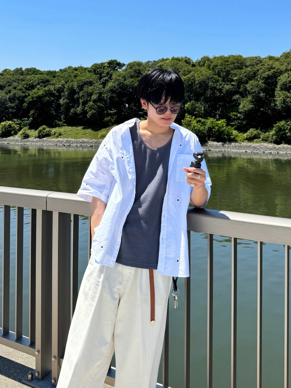 「さらっと晴れやかスナップ、ホワイトコーデ、フェスコーデ、きれいめカジュアル、夏コーデ、シンプルスタイル、休日スタイル、大人カジュアル、シンプル、オトナカジュアル」｜「FirsthandのNICK GEAR/ニックギア SP Flower BIG BD S/S SHIRTS（シャツ/ブラウス、ホワイト系）」を使った、KAIさん（メンズ・183cm）の夏コーディネートの2枚目の写真