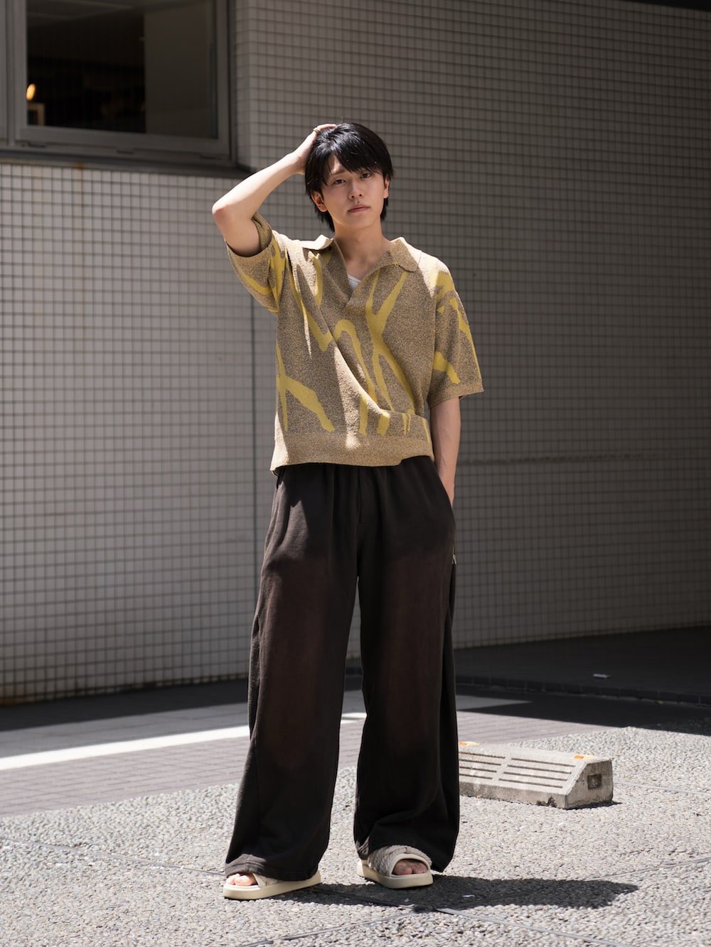 「サンダル、イエロー、ワイドパンツ、リラックススタイル、ニットポロ、スウェット、スウェットパンツ、カジュアルコーデ」｜「CASPER JOHNのMarble skipper knit polo shirts/マーブルスキッパーニットポロシャツ（ポロシャツ、イエロー系）」を使った、KAIさん（メンズ・183cm）の春コーディネートの3枚目の写真