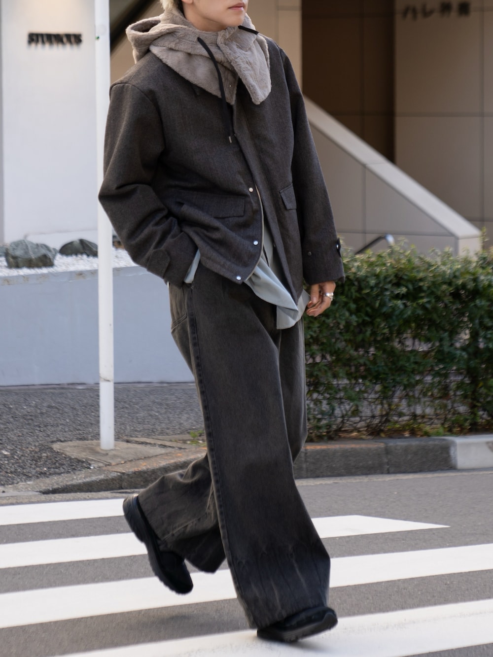 「クリスマスに着たい服、ブルゾン、バラクラバ、冬アウター、アースカラー、デニム、マイベストコーデ2024、休日コーデ」｜「VICTIMのVICTIM ヴィクティム / TECH SHIRTS セットアップビッグシルエットテックシャツ 撥水 / VTM-24-S-001（シャツ/ブラウス、ブルー系）」を使った、KAIさん（メンズ・183cm）の冬コーディネートの3枚目の写真