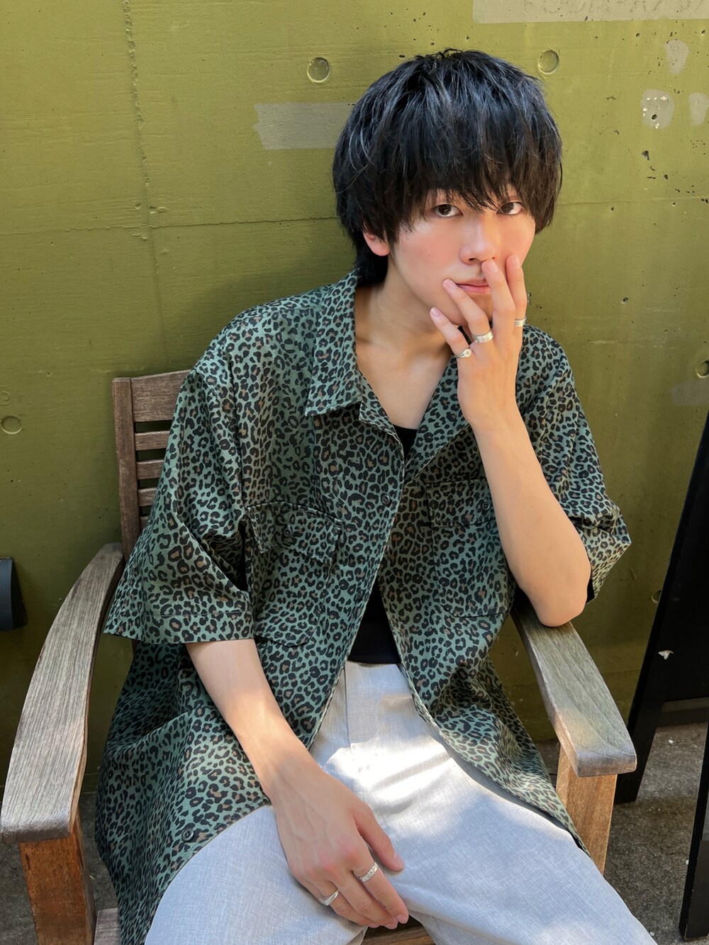 「夏コーデ、カジュアルコーデ、レオパード、ゆるコーデ、ストリートコーデ、サンダル、ビッグシルエット、FREAK’Ｓ STORE、スラックス、白パンツ、タックイン、柄シャツ」｜「FREAK'S STOREのFREAK'S STORE/フリークスストア イージー ハーフスリーブシャツ/半袖シャツ（シャツ/ブラウス、その他）」を使った、KAIさん（メンズ・183cm）の夏コーディネートの3枚目の写真