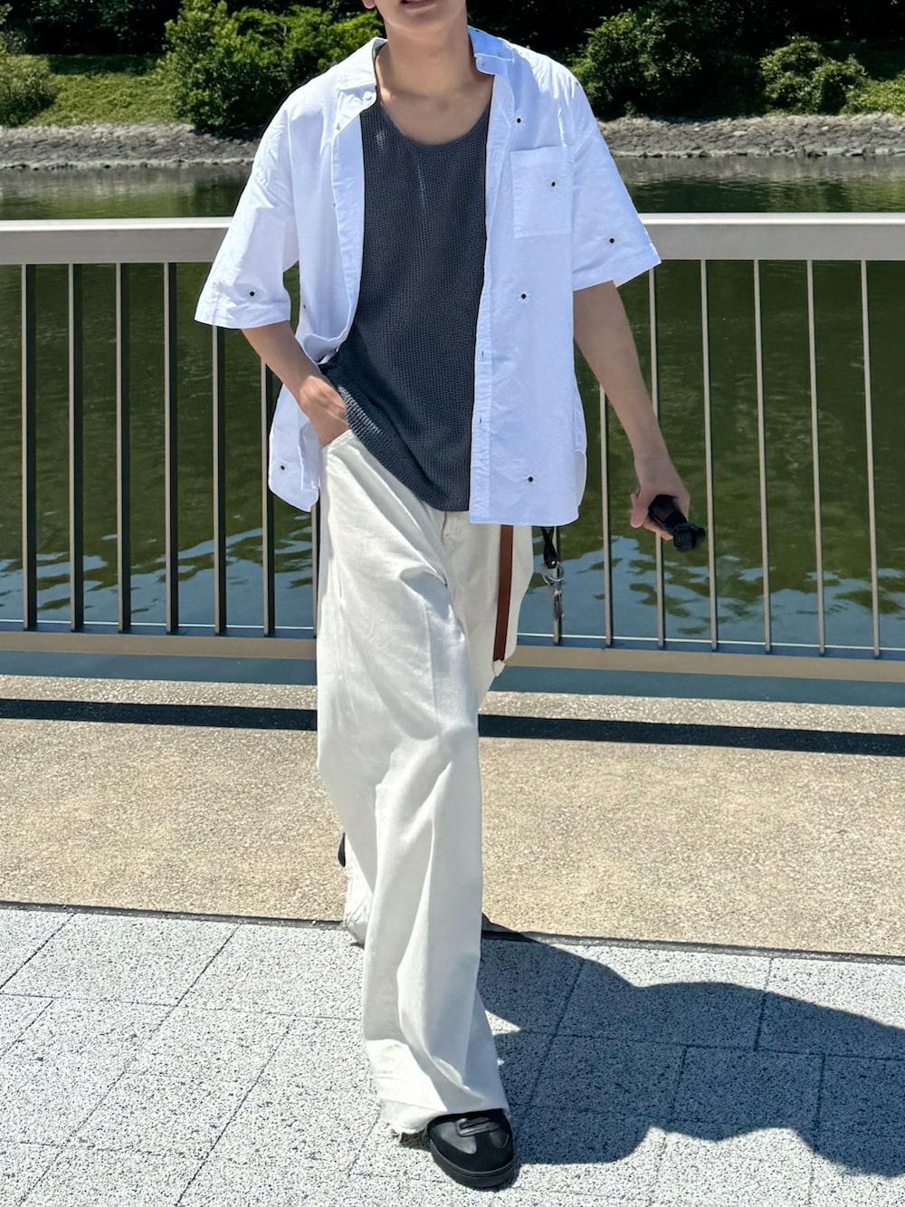 「さらっと晴れやかスナップ、ホワイトコーデ、フェスコーデ、きれいめカジュアル、夏コーデ、シンプルスタイル、休日スタイル、大人カジュアル、シンプル、オトナカジュアル」｜「FirsthandのNICK GEAR/ニックギア SP Flower BIG BD S/S SHIRTS（シャツ/ブラウス、ホワイト系）」を使った、KAIさん（メンズ・183cm）の夏コーディネートの5枚目の写真