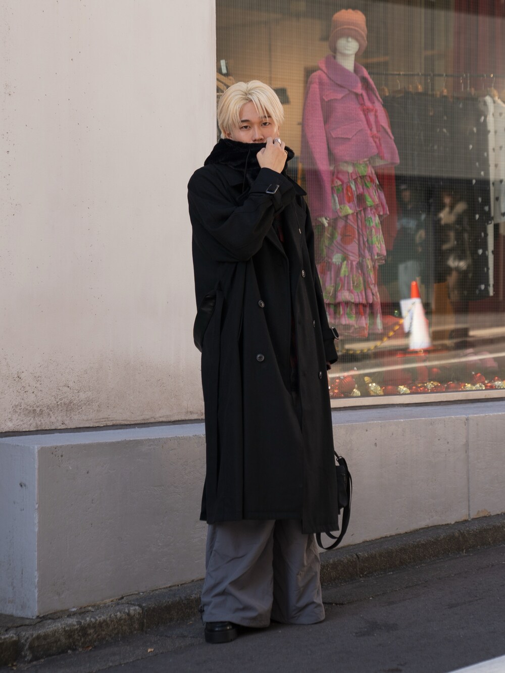 「きれいめカジュアル、ロングコート、カーゴパンツ、バラクラバ、チェックシャツ、冬コーデ、クリスマスに着たい服、マイベストコーデ2024」｜「CASPER JOHNのWool melton over coat/ウールメルトンオーバーコート（ステンカラーコート、ブラック系）」を使った、KAIさん（メンズ・183cm）の冬コーディネートの2枚目の写真