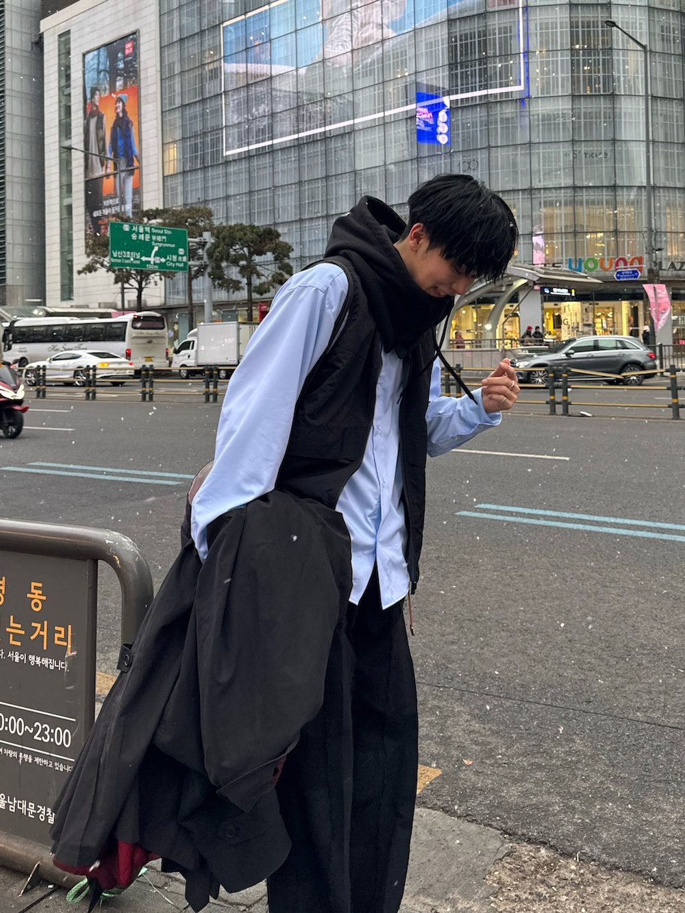 「オトナカジュアル、バラクラバ、ベスト、ナイロンベスト、レイヤードスタイル、春コーデ、春色、水色、カジュアルコーデ、きれいめカジュアル、休日スタイル」｜「CASPER JOHNのBalaclava fleece parker/バラクラバフリースパーカー（パーカー、ブラック系）」を使った、KAIさん（メンズ・183cm）の冬コーディネートの4枚目の写真