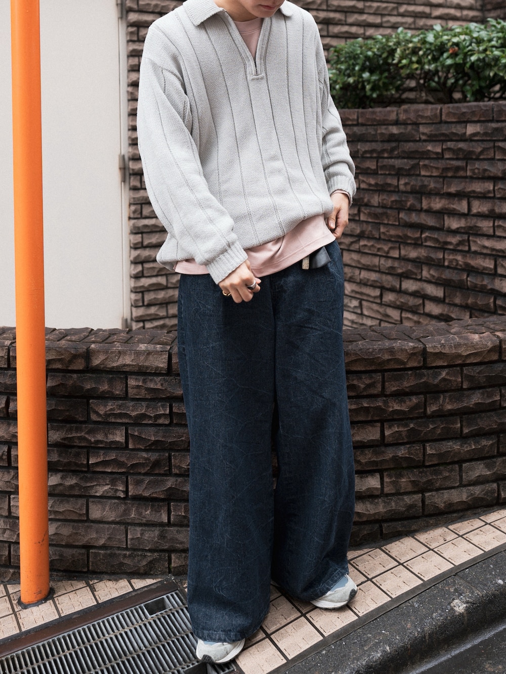 「春のおしゃ見えテクニック、ピンク、ハーフジップ、ニット、春コーデ、大人カジュアル、デニム、休日スタイル」｜「Steven Alanの＜Steven Alan＞ BALLOON CTN WIDE/RIB ZIP POLOSHIRT/ポロシャツ（ニット/セーター、グレー系）」を使った、KAIさん（メンズ・183cm）の春コーディネートの2枚目の写真