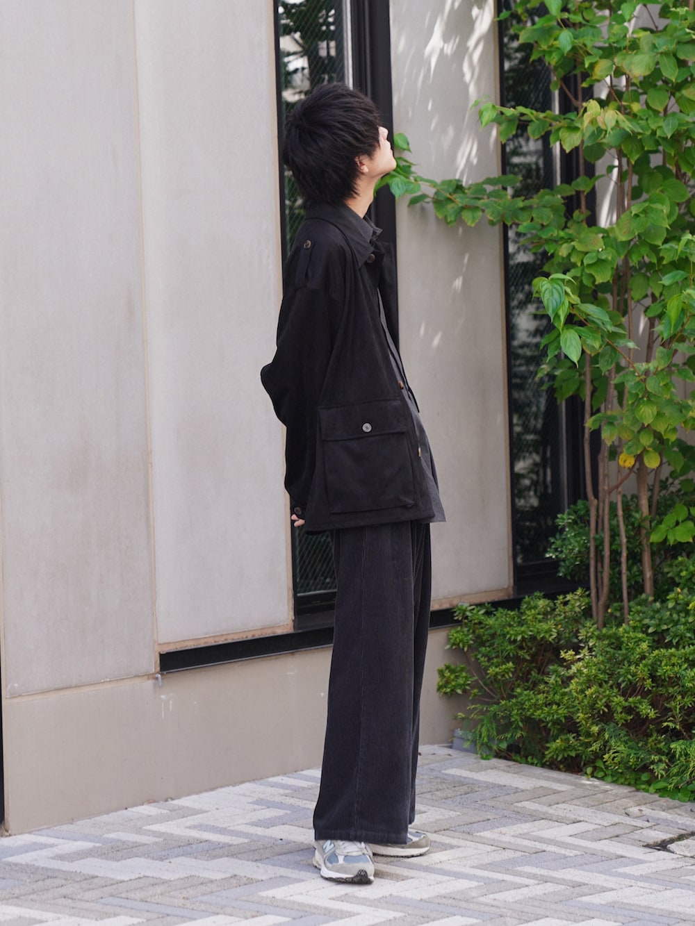 「休日スタイル、秋のコーデ、秋服、ジャケット、ミリタリー、オトナカジュアル、m47、ビッグシルエット、コーデュロイ、コーデュロイパンツ、モノトーンコーデ、スニーカー」｜「SLICKのシャンブレープルオーバーシャツ（シャツ/ブラウス、グレー系）」を使った、KAIさん（メンズ・183cm）の秋コーディネートの4枚目の写真