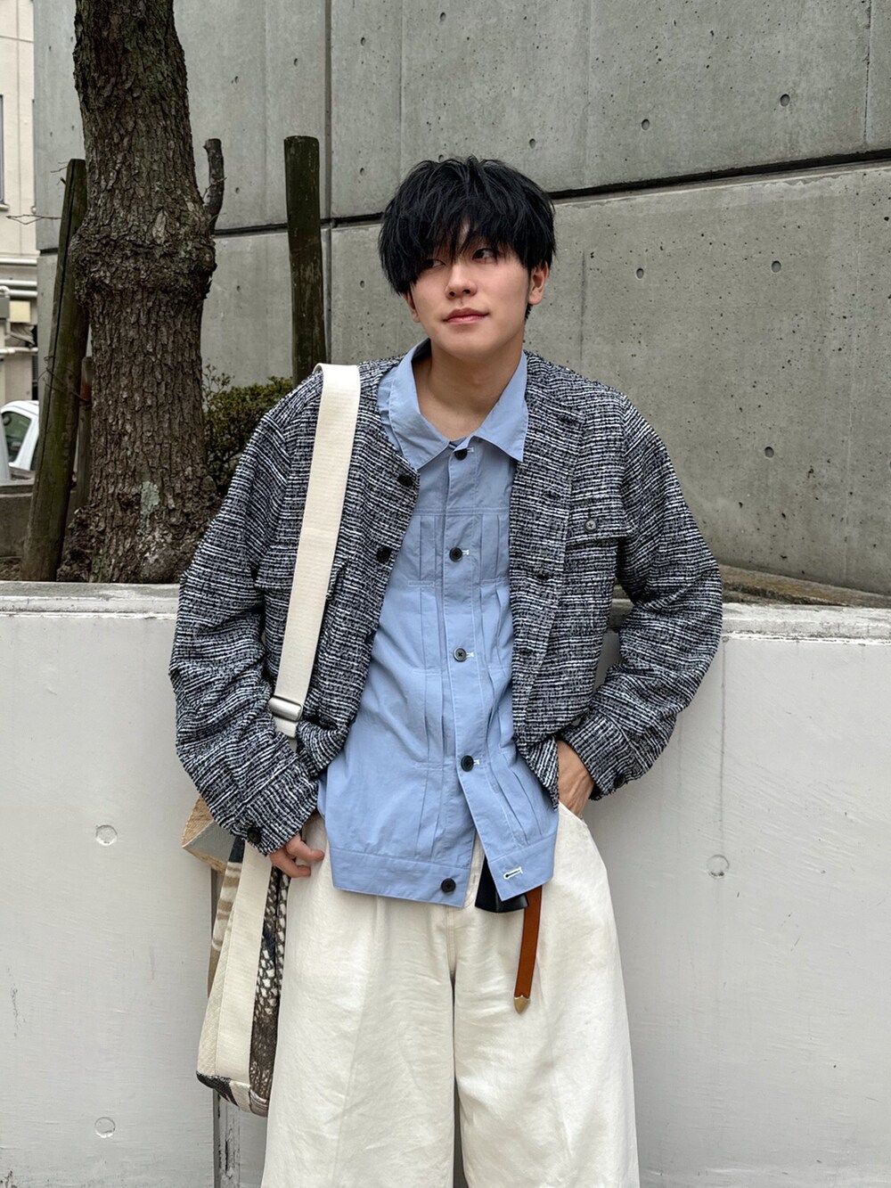 「シンプルコーデ、大人コーデ、白パンツ、デニムコーデ、スニーカーコーデ、ノーカラージャケット、差し色コーデ、ブルー、シャツスタイル、春ファッション、ショルダーバッグ、休日スタイル」｜「VICTIMのVICTIM ヴィクティム / NO COLLAR JACKET ブークレーニットノーカラージャケット / VTM-24-O-003（その他アウター、グレー系）」を使った、KAIさん（メンズ・183cm）の春コーディネートの2枚目の写真