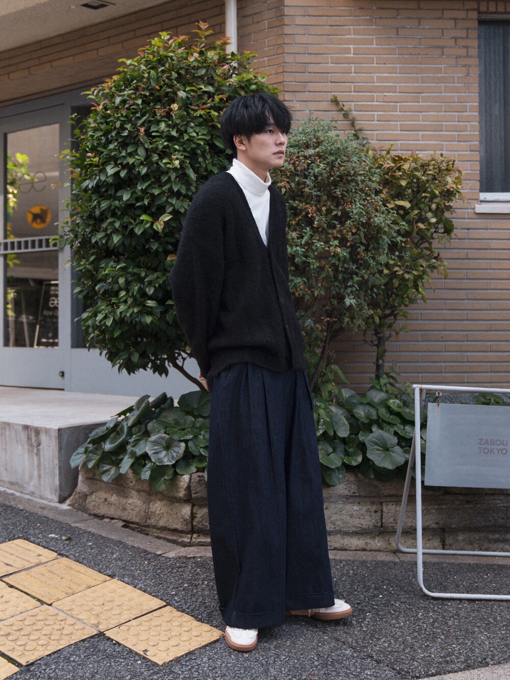 「ファッションを楽しもう、WEARyouthコーデ、秋冬コーデ、シンプルスタイル、大人コーデ、休日スタイル、カーディガン、モノトーン、タートルネック、きれいめカジュアル」｜「STERNBERGのアルパカVネックニットCD（カーディガン/ボレロ、ブラック系）」を使った、KAIさん（メンズ・183cm）の秋コーディネートの2枚目の写真