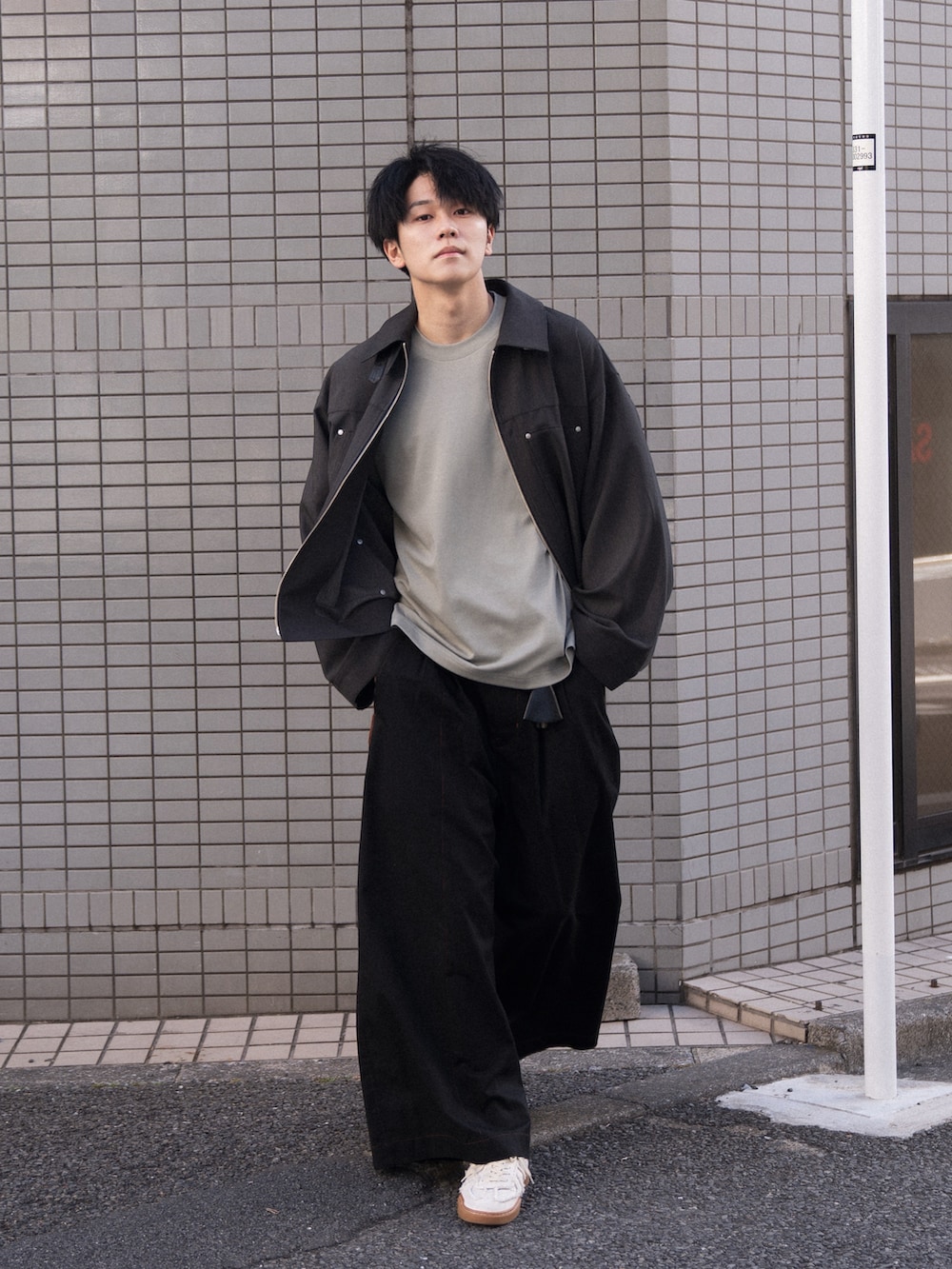 「シンプルコーデ、カジュアルコーデ、大人コーデ、ビッグシルエット、ブルゾン、春コーデ、グリーン、ペールトーン、UNIQLO、ワイドパンツ、スニーカー、スニーカーコーデ、おでかけコーデ」｜「CASPER JOHNのイミテーションデニムB-3 ギミックフライトブルゾン（ジャケット/アウター、ブラック系）」を使った、KAIさん（メンズ・183cm）の冬コーディネートの2枚目の写真