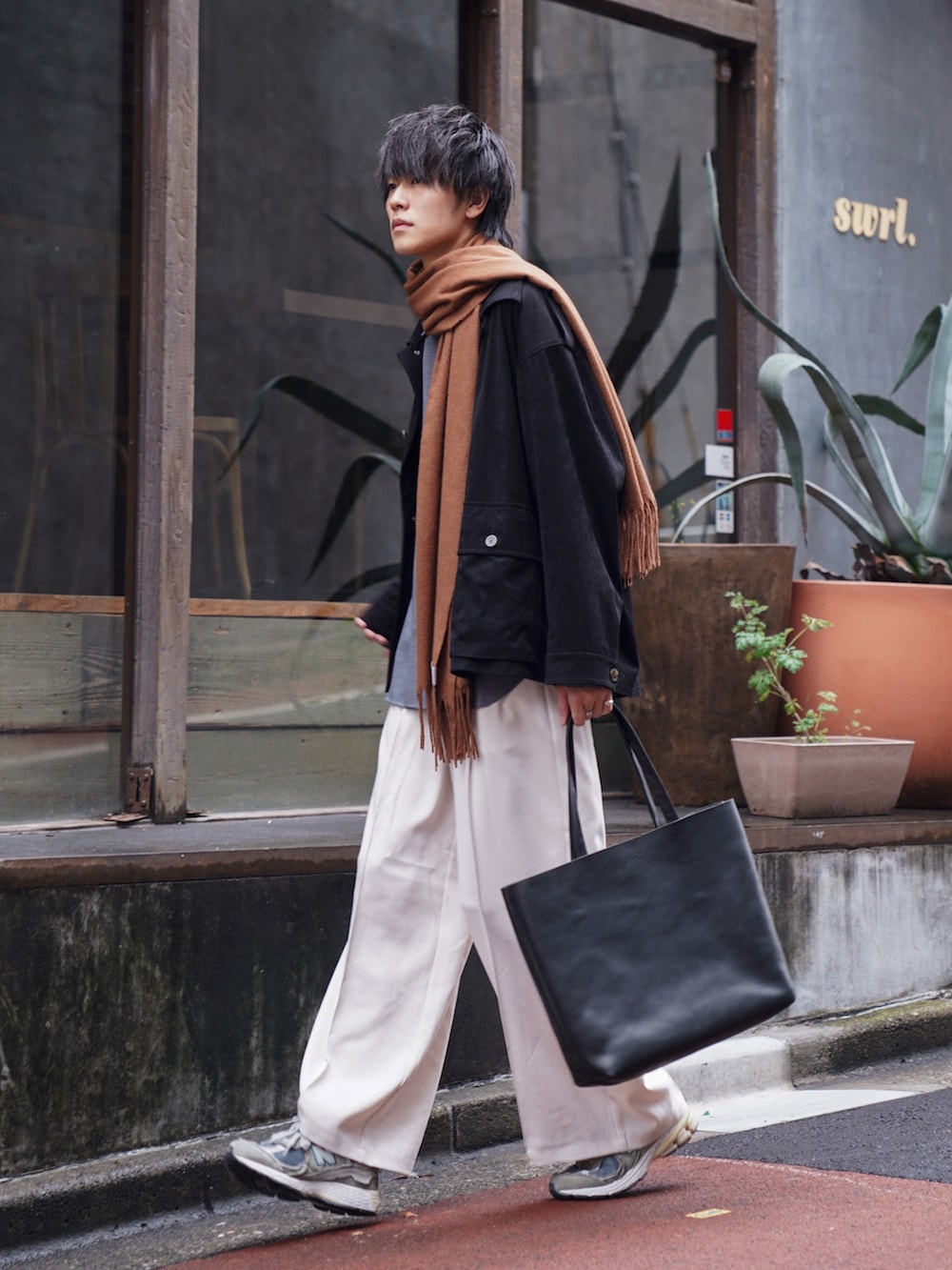 「WEARハロウィン2022、今日のコーデ、秋冬コーデ、ビッグシルエット、休日スタイル、ジャケット、m47、シンプルスタイル、大人カジュアル、レイヤードスタイル、マフラー、白パンツ、ジャケットスタイル、CASPER JOHN、スニーカー」｜「CASPER JOHNのM-47 field jacket/M-47フィールドジャケット（ミリタリージャケット、ブラック系）」を使った、KAIさん（メンズ・183cm）の秋コーディネートの3枚目の写真