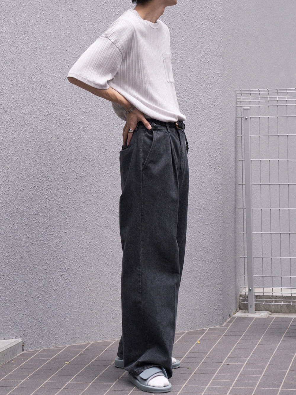 「夏コーデ、シンプルコーデ、タックイン、Tシャツ、カジュアルコーデ、プリーツ、デニム、フレアパンツ、初夏コーデ、サンダル、休日スタイル」｜「VICTIMのVICTIM ヴィクティム / PLEATS TEE プリーツTシャツ ビッグシルエットリブカットソー / VTM-23-T-033（Tシャツ/カットソー、グレー系）」を使った、KAIさん（メンズ・183cm）の夏コーディネートの4枚目の写真