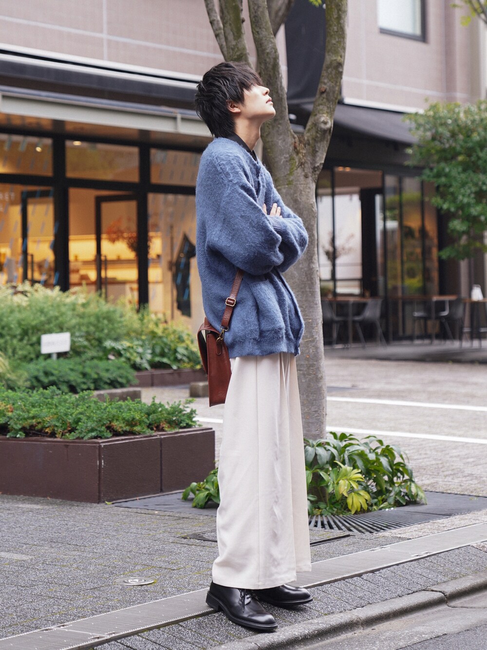 「melrot、秋ルック紹介するよ、秋のコーデ、シンプルスタイル、秋服コーデ、キレイめ、ニット、カーディガン、ショルダーバッグ、サッチェルバッグ、秋カラー、差し色、白パンツ、バギーパンツ、革靴」｜「MERLOTのクラシックサッチェルバッグ（ショルダーバッグ、ブラウン系）」を使った、KAIさん（メンズ・183cm）の秋コーディネートの4枚目の写真