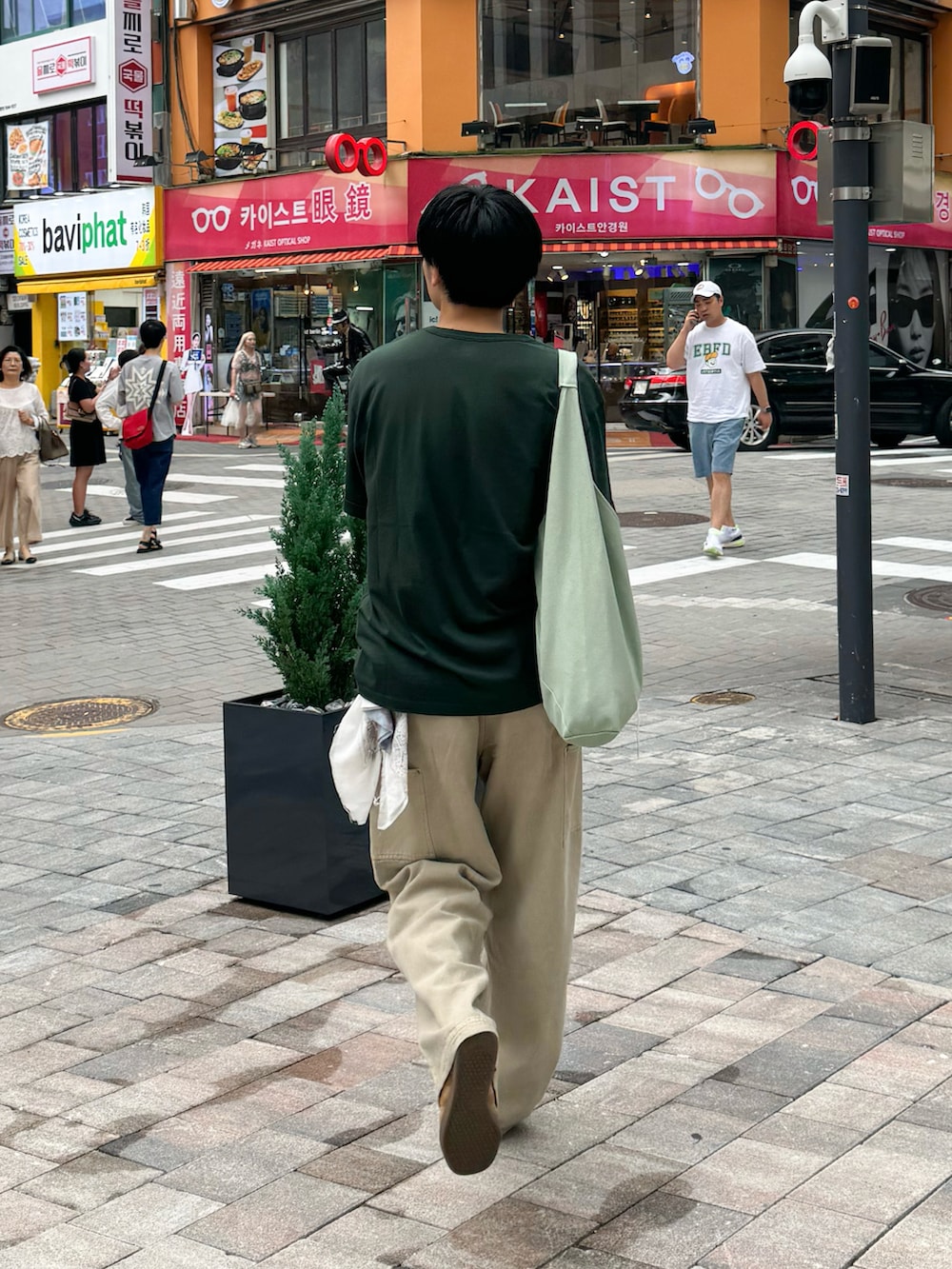 「夏コーデ、休日スタイル、韓国ファッション、シンプルスタイル、カーゴパンツ、アースカラー、ショルダーバッグ、スニーカーコーデ、adidas、シンプルコーデ、musinsa」｜「20/80の【20/80】トゥエンティーエイティー/CANVAS #8  AZUMA BUKURO（ショルダーバッグ、グリーン系）」を使った、KAIさん（メンズ・183cm）の夏コーディネートの3枚目の写真