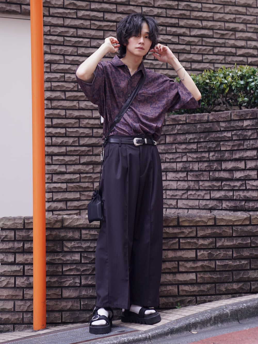 ブラウン系のシャツ/ブラウス、ブラック系のショルダーバッグ、グレー系のその他パンツを着用したメンズの春コーディネートの3枚目の写真