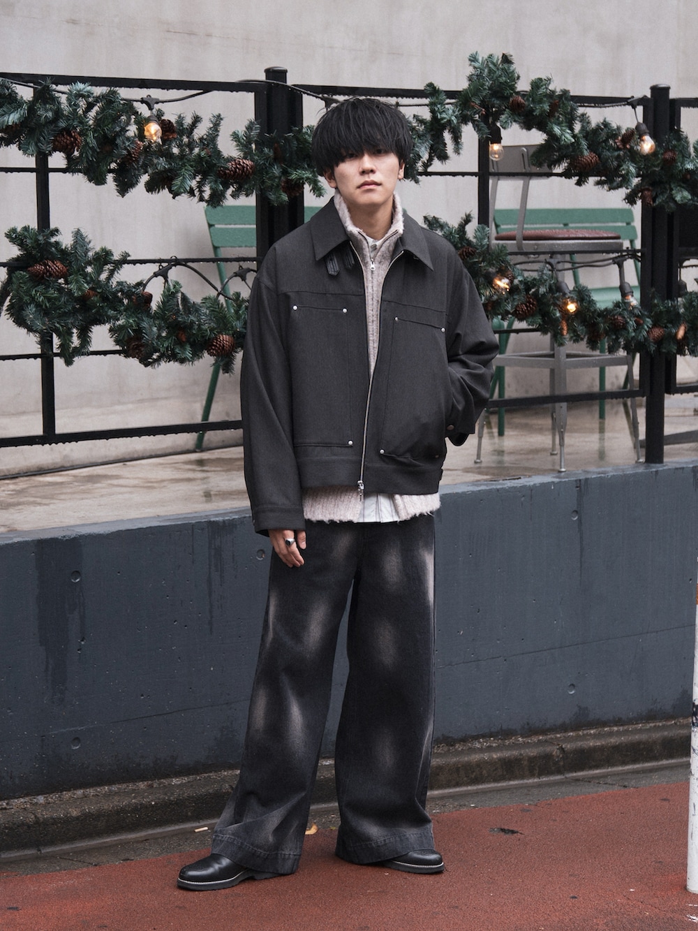 「新星WEARISTAにエントリー、WEARyouthコーデ、レイヤードスタイル、ドライバーズニット、B-3、ジャケット、ジャケットスタイル、デニム、カジュアルコーデ、グリーン、冬のコーデ、オトナカジュアル」｜「CASPER JOHNのWool mix drivers knit/ウールミックスドライバーズニット（ニット/セーター、ホワイト系）」を使った、KAIさん（メンズ・183cm）の冬コーディネートの2枚目の写真