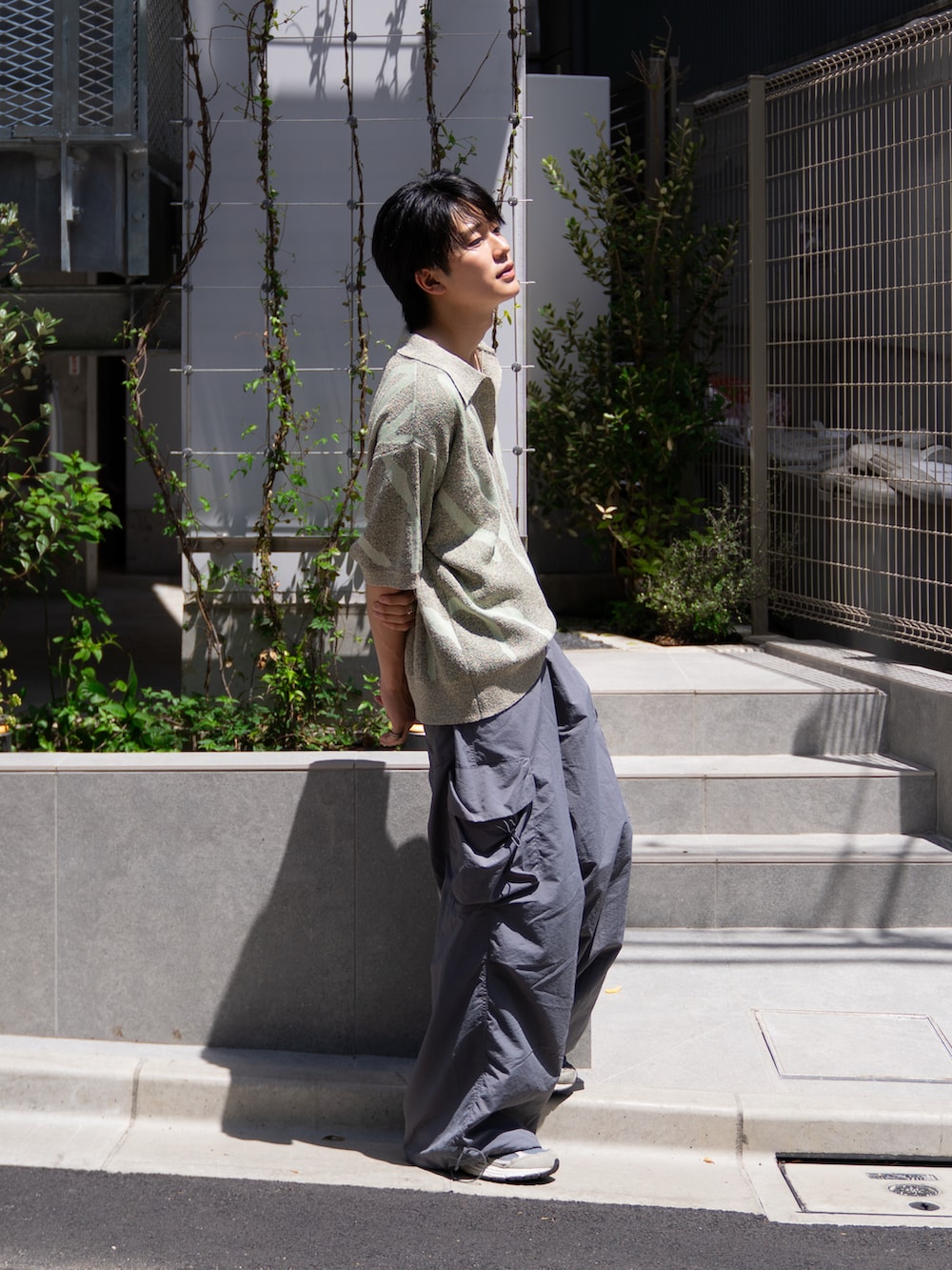 「カジュアル、大人カジュアル、ニットポロ、カーゴパンツ、夏コーデ、春夏コーデ」｜「CASPER JOHNのMarble skipper knit polo shirts/マーブルスキッパーニットポロシャツ（ポロシャツ、グリーン系）」を使った、KAIさん（メンズ・183cm）の春コーディネートの2枚目の写真
