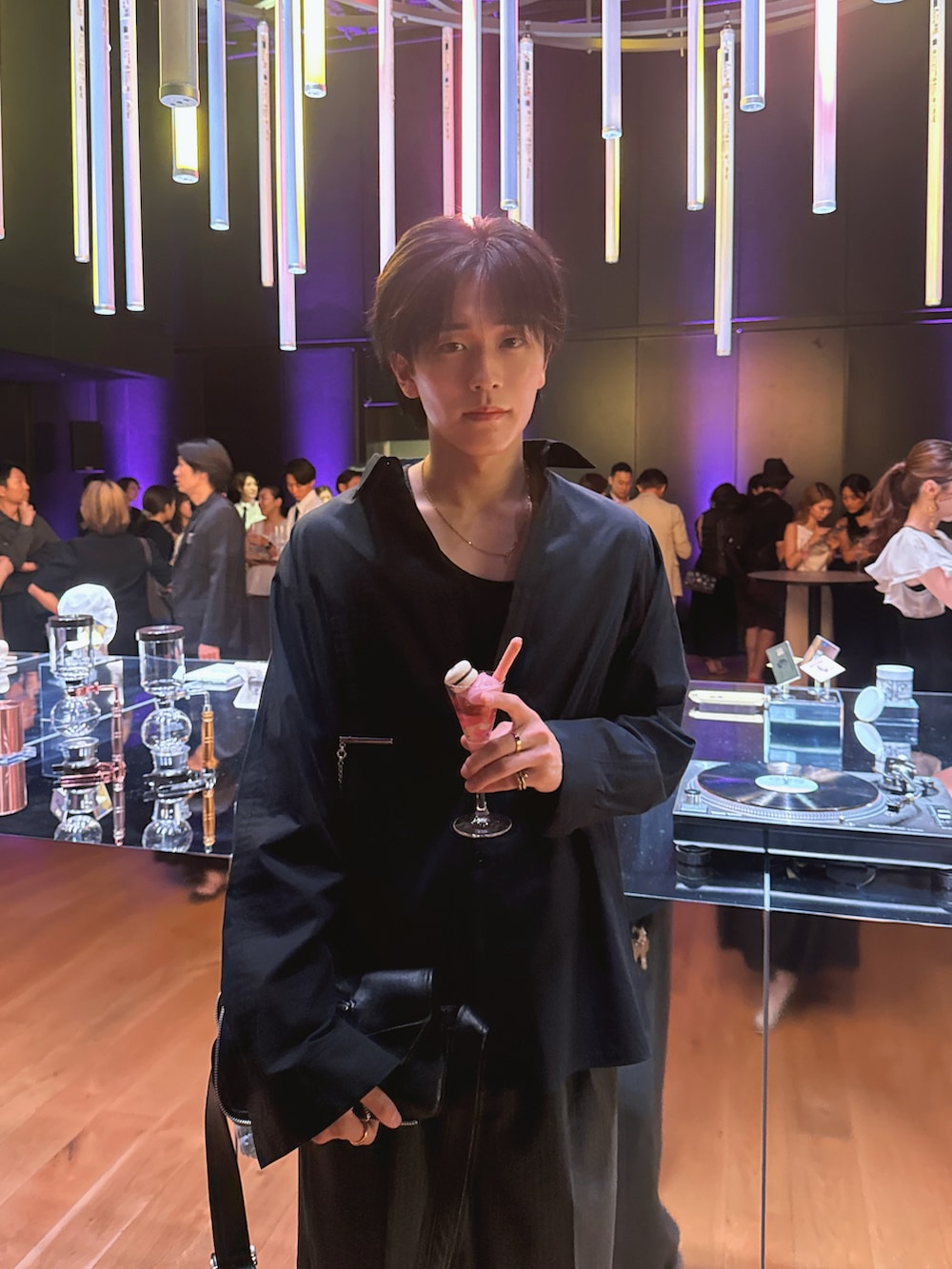 「キレイめ、シャツスタイル、ストライプ、ストライプパンツ、スラックス、夏ルックで気分アップ」｜「LAPIISのCOTTON SILK REGULAR SHIRT（シャツ/ブラウス、ブルー系）」を使った、KAIさん（メンズ・183cm）の夏コーディネートの2枚目の写真
