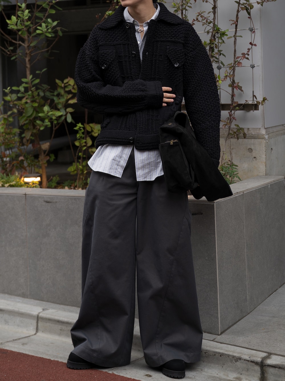 グレー系のシャツ/ブラウス、グレー系のスラックス、ブラック系のショルダーバッグを着用したメンズの冬コーディネートの3枚目の写真