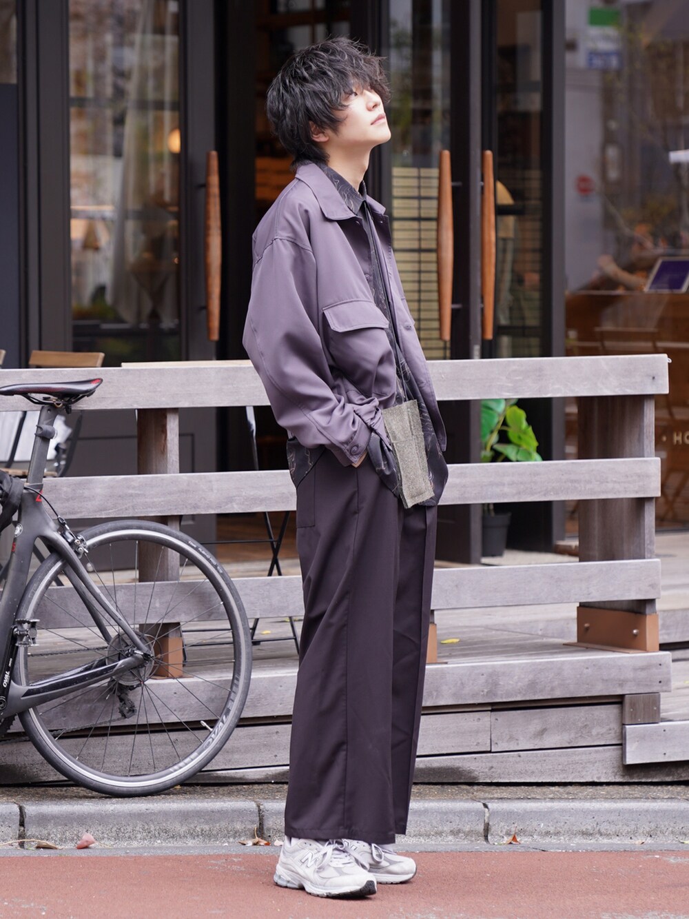 「はじめましてコーデ、春服みてみて、ショートブルゾン、ブルゾン、チャコールグレー、柄シャツ、バギーパンツ、スニーカー、ミニバッグ、サコッシュ、シンプルコーデ、春コーデ」｜「NILWAYのワイドスリーブ スプリングショートブルゾン（ブルゾン、グレー系）」を使った、KAIさん（メンズ・183cm）の春コーディネートの3枚目の写真