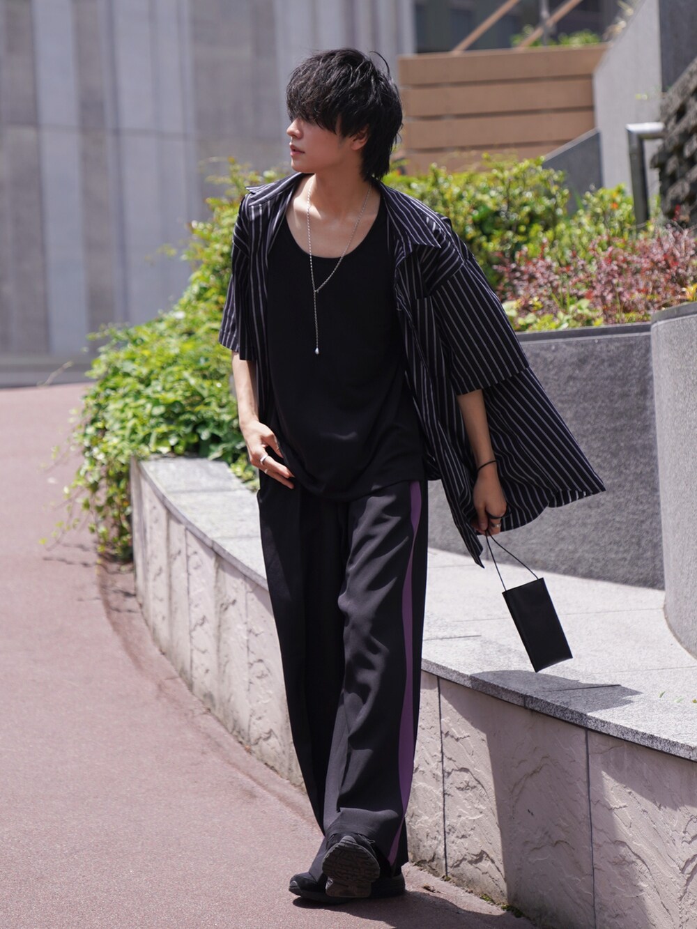 「休日コーデ、ストリートコーデ、春夏コーデ、夏コーデ、オーバーサイズ、シャツ、ストライプ、ストライプシャツ、シャツスタイル、ラインパンツ、ブラック、ネックレス、ニューバランス、ミニバッグ」｜「CREARE -LINO-のビックポケット オーバーサイズ ルーズ 半袖シャツ<ユニセックス>（シャツ/ブラウス、ブラック系）」を使った、KAIさん（メンズ・183cm）の夏コーディネートの4枚目の写真