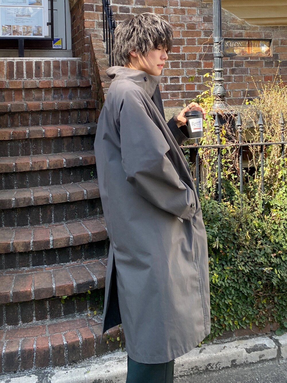 「大人コーデ、春、春アウター、ビックシルエット、休日コーデ、休日スタイル、バギーパンツ、カラーパンツ、ハイネック、ロングコート、キレイめ、スニーカー、スクエアバッグ、ミニバッグ、Alcindor Materials」｜「Alcindor Materialsのhigh neck coat/ハイネックコート（トレンチコート、グレー系）」を使った、KAIさん（メンズ・183cm）の春コーディネートの3枚目の写真