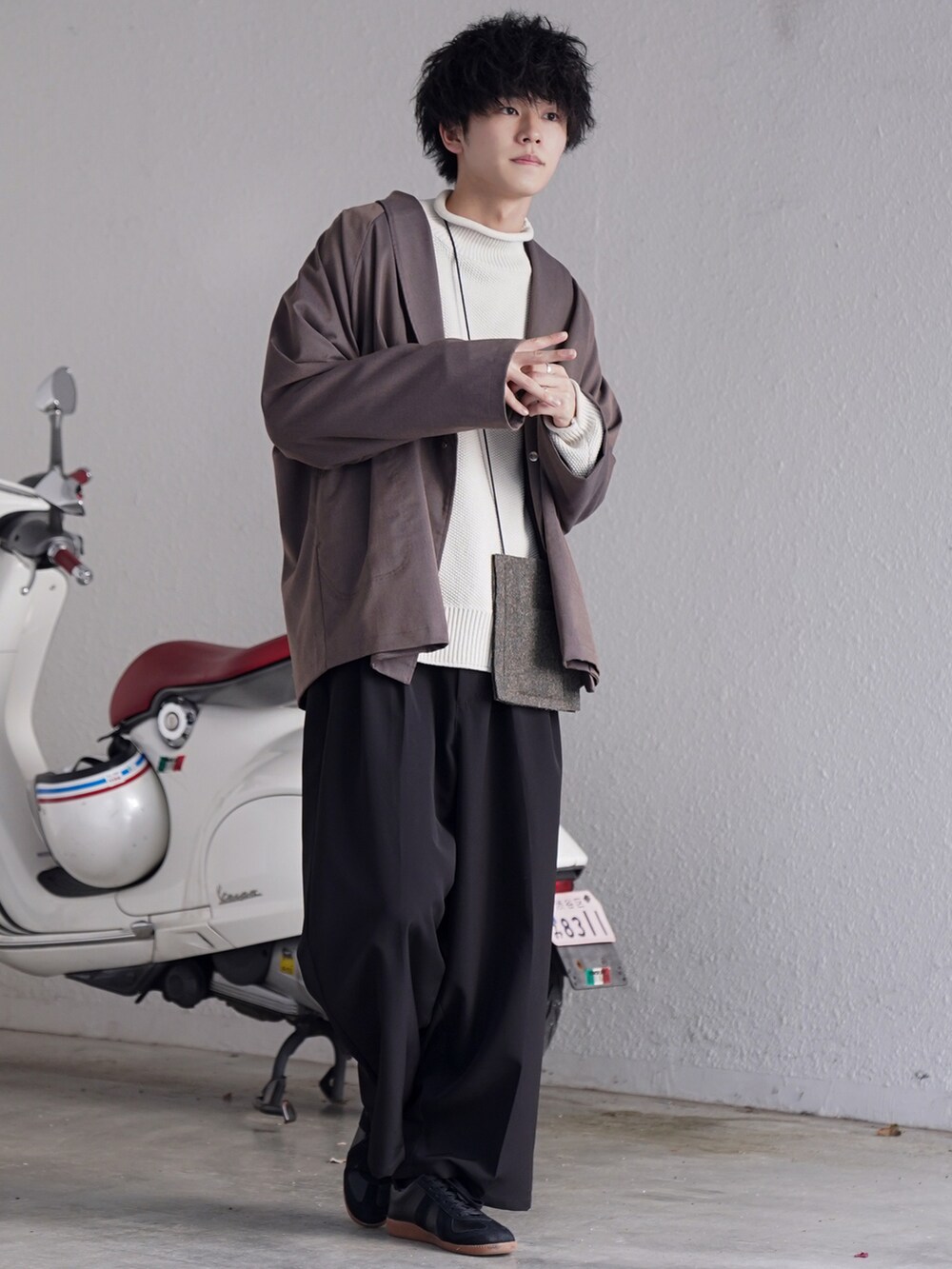 「ニット、ジャケット、ビッグシルエット、秋のコーデ、大人カジュアル、休日スタイル、ボトルネック、和装、シンプルコーデ、ミニバッグ、ゆるコーデ、和服、秋冬コーデ、スクエアバッグ」|「Alcindor Materialsのsamue jacket/サムエジャケット(その他アウター、ブラウン系)」を使った、KAIさん(メンズ・183cm)の秋コーディネートの3枚目の写真
