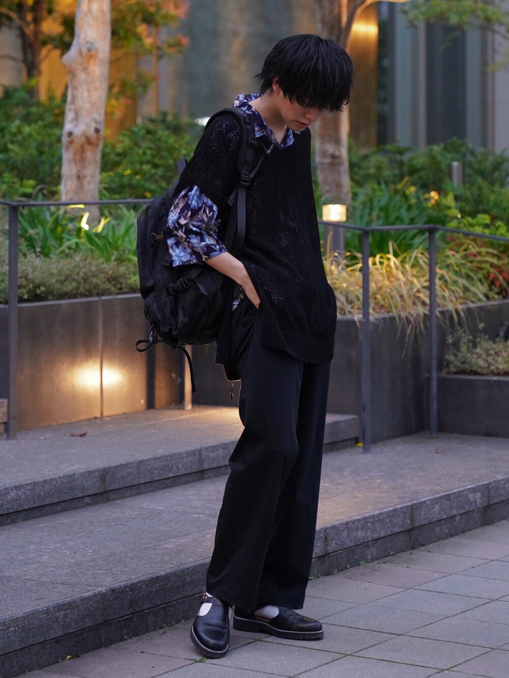 「休日スタイル、ニットベスト、透かし編みニット、柄シャツ、オープンカラーシャツ、オーバーサイズ、モノトーン、シャツスタイル、リュック、スラックス、グルカサンダル、ボタニカル柄、ゆるコーデ、ベスト」｜「CASPER JOHNのVarious Dolman Shirts/バリアスドルマンシャツ（シャツ/ブラウス、ブラック系）」を使った、KAIさん（メンズ・183cm）の春コーディネートの4枚目の写真