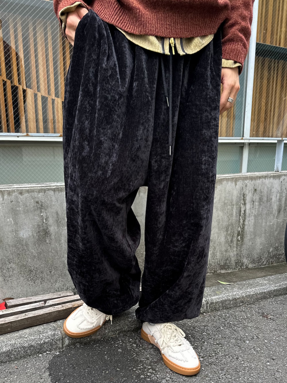 「ファッションを楽しもう、レイヤードスタイル、大人カジュアル、秋コーデ、アースカラー、オレンジ、差し色、バルーンパンツ、大人コーデ、WEARyouthコーデ、休日コーデ」｜「CASPER JOHNのImitaition wool zip shirts/イミテーションウールジップシャツ（シャツ/ブラウス、ベージュ系）」を使った、KAIさん（メンズ・183cm）の秋コーディネートの3枚目の写真