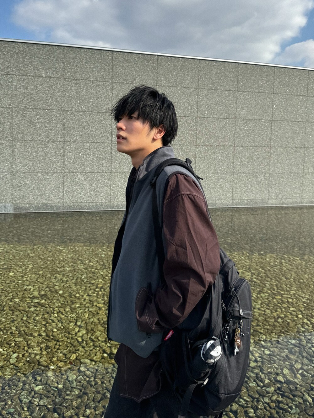 「ファッションを楽しもう、休日スタイル、オトナカジュアル、WEARyouthコーデ、ベスト、ナイロンベスト、リバーシブル、レイヤードスタイル、デニム、秋服、スニーカーコーデ、ゆるコーデ、シャツスタイル、大人カジュアル」｜「SLICKのリバーシブルベスト（ベスト、ブラック系）」を使った、KAIさん（メンズ・183cm）の秋コーディネートの3枚目の写真