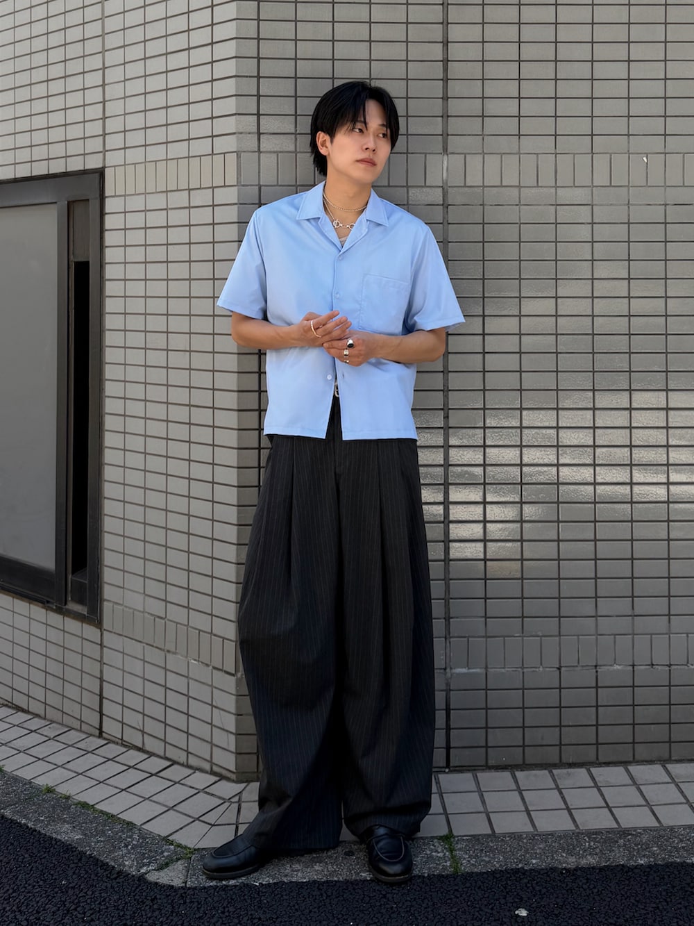 その他のスラックス、ブルー系のシャツ/ブラウス、ホワイト系のタンクトップを着用したメンズの春コーディネートの3枚目の写真